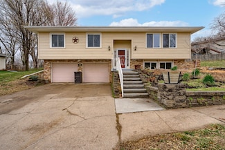 109 Red Bud Ln, Council Bluffs, IA 51503