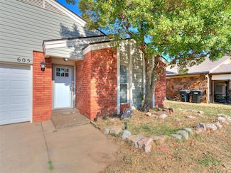 605 SE 34th St, Moore, OK 73160