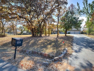 524 Sherwood Ln, Edmond, OK 73034