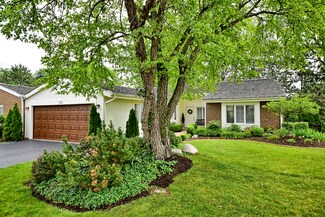 90 Briarwood Cir, Oak Brook, IL 60523