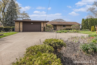 1657 W Kentview Dr NE, Grand Rapids, MI 49505