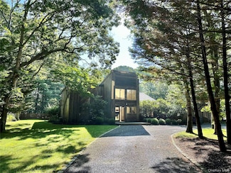 26 Woodland Way, Quogue, NY 11959