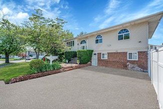 1 Mason Ct, Levittown, NY 11756