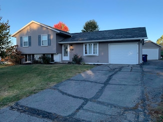 3317 Spinning Wheel Ct, Muscatine, IA 52761
