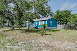 809 N 10th St, Rockport, TX 78382