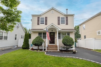 12 Whitman Ave, Bellmore, NY 11710