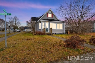 501 Superior Ave, Gladstone, MI 49837