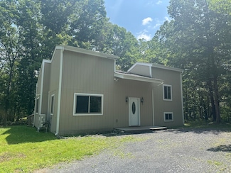 2215 Delaware Ct E, Bushkill, PA 18324