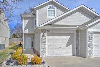 1323 NW Hidden Ridge Cir, Blue Springs, MO 64015