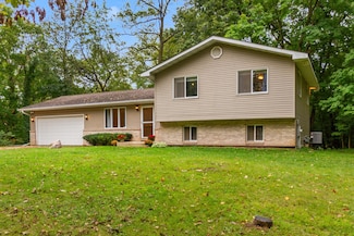 W3115 Conant St, Lake Geneva, WI 53147