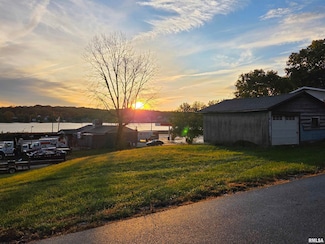 1225 N 2nd St, Le Claire, IA 52753