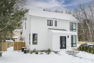 20 Carthay Cir Unit 2, Newton Highlands, MA 02461