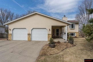 2112 2112 Northridge Dr, North Mankato, MN 56003