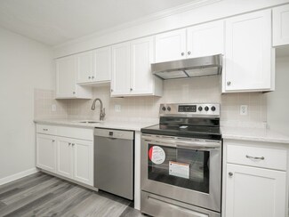 7 Hallmark Gardens Unit 4, Burlington, MA 01803