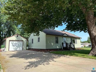 701 S Walnut St, Freeman, SD 57029