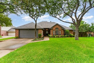 655 Regency Dr, Hurst, TX 76054
