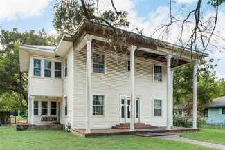 704 S Houston St, Kaufman, TX 75142