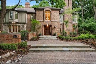 347 Pine Ridge Dr, Bloomfield Hills, MI 48304