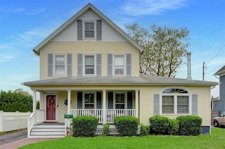 53 Church Ave, Islip, NY 11751