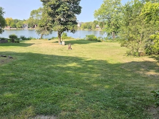 976 Robertson Rd, South Elgin, IL 60177