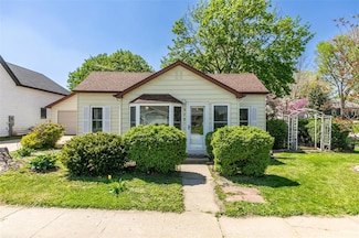 315 E 1st St, Pella, IA 50219