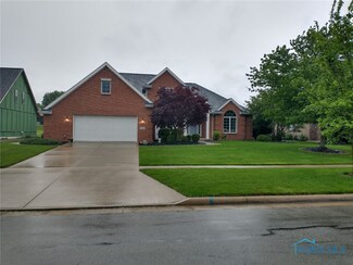 607 Pine Valley Dr, Bowling Green, OH 43402