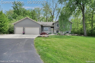 5257 Brookshire Dr, Almont, MI 48003