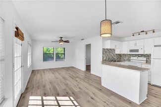 602 Centre Ct SW Unit 202, Vero Beach, FL 32962