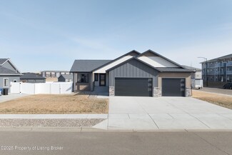 1232 45th Ave W, Dickinson, ND 58601