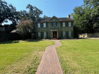 2555 Harrison St, Beaumont, TX 77702