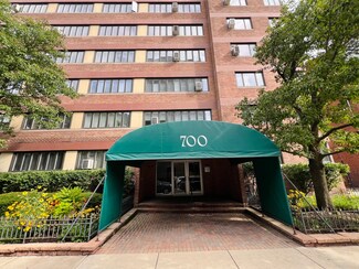 700 W Bittersweet Place Unit 1004, Chicago, IL 60613