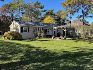 39 North Rd, Hampton Bays, NY 11946
