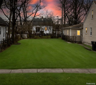 328 E Hayes Ave, Hazel Park, MI 48030