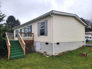 21 Escort Ln, Peterstown, WV 24963