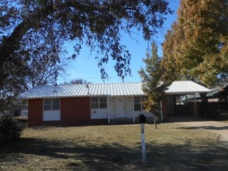 1128 N Elm St, Waurika, OK 73573