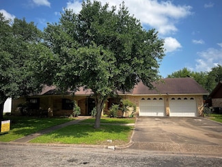 240 E Cynthia Ln, La Grange, TX 78945