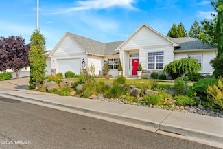 9307 Torrey Pines Ln, Yakima, WA 98908