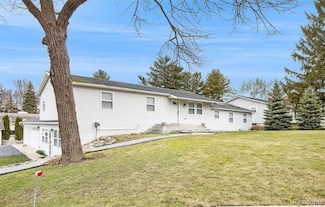 2345 Marwood Dr, Waterford, MI 48328
