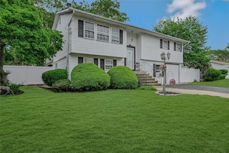 61 Opal St, Holbrook, NY 11741