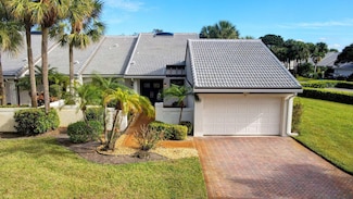 12 Clubhouse Ln, Boynton Beach, FL 33436