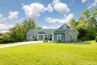 9802 Sheltering Oaks Dr, Brighton, MI 48114