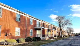 27689 W Echo Valley, Farmington Hills, MI 48334