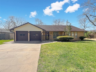 303 Petunia St, Lake Jackson, TX 77566