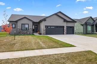 2245 Green Leaf Cir, Norwalk, IA 50211