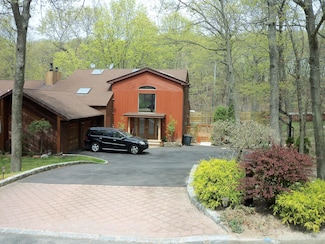 1 Brothers Ct, Dix Hills, NY 11746