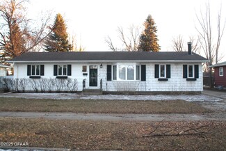 3521 10th Ave N, Grand Forks, ND 58203