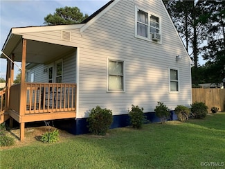 22 Lighthouse Ln, Deltaville, VA 23043