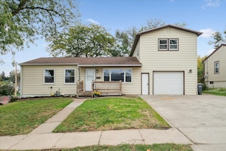 2290 Theda Dr, Dubuque, IA 52001