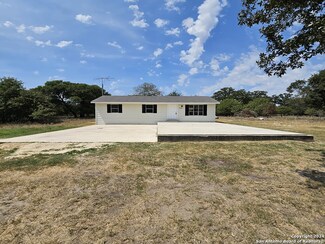 128 Misty Oaks Ln, Floresville, TX 78114