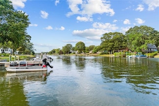 93 Riverside Dr, Wakefield, RI 02879